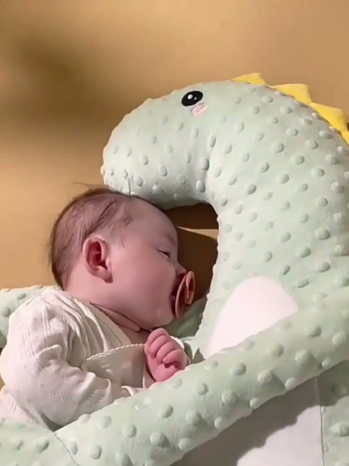 Bebé a dormir com o Hugsy